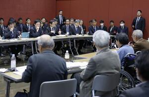 懇談で水俣病被害者団体側の発言を聞く浅尾環境相(左端)ら=30日午後、熊本県水俣市