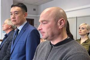 ロシア極東ウランウデの裁判所で強制労働3年の判決を受けた男性(手前)=14日(タス=共同)