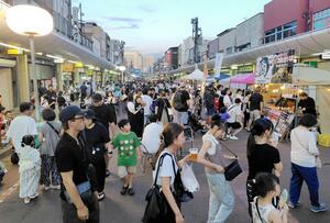 商店街の一部を歩行者天国にして開かれた「サマーフェスティバル」=新発田市