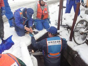 能登半島地震の被災地で活動する新潟市水道局の職員ら=2024年1月、石川県七尾市(新潟市水道局提供)