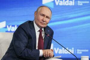 2日、ロシア南部ソチで開催された「ワルダイ会議」に参加したプーチン大統領(タス=共同)