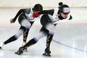 　合宿で力強い滑りを見せる高木美帆（右）＝ドイツ・インツェル（共同）