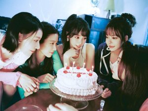 LE SSERAFIM2ndスタジオ・アルバム コンセプト写真「PEONY ROOM」（P）&（C）SOURCE MUSIC