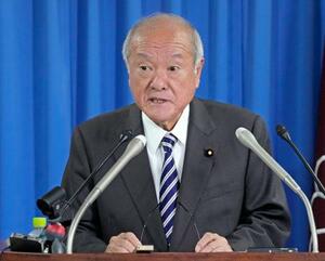 自民党の役員会後、記者会見する鈴木俊一幹事長=21日午前10時5分、東京・永田町の党本部