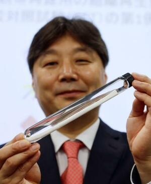 ウシの腱から作った移植用材料を持つ早稲田大の岩崎清隆教授=24日午後、東京都新宿区