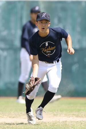 
守備練習に励む左翼手中村心虹＝８月１３日、兵庫県西宮市
