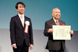 全日本スキー連盟の創立100周年記念式典に出席した原田雅彦会長。右は猪谷千春さん=31日、東京都港区