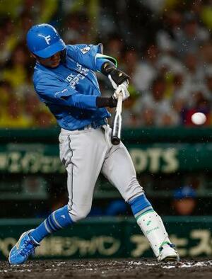 　７回日本ハム２死一、三塁、奈良間が右前に適時打を放つ＝甲子園