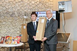 稲作農家を支援する機器を寄贈した岩塚製菓の槇大介社長(左)と、磯田達伸市長=アオーレ長岡