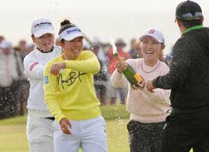 AIG全英女子オープンゴルフで優勝し、他の日本選手たちに祝福される山下美夢有(左から2人目)=8月、ロイヤルポースコールGC(共同)