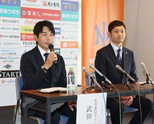 今季を総括した武田勝監督（左）と池田拓史社長＝エコスタ