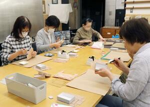 加茂紙を使って、名刺やカードが入る小箱を作る参加者ら=加茂市上町