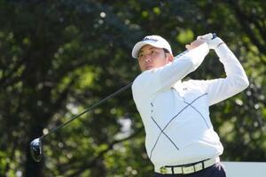 第1日、6アンダーで首位の前田光史朗=フェニックスCC