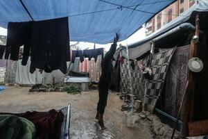 　雨で浸水したパレスチナ避難民のテント＝１１日、ガザ北部ガザ市（ゲッティ＝共同）