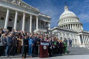 15日、ワシントンの米議会前で記者会見を行う野党民主党の議員(アナトリア通信提供・ゲッティ=共同)