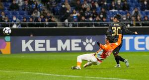 G大阪―ラチャブリ 後半、同点ゴールを決めるG大阪・名和田(右)=パナスタ