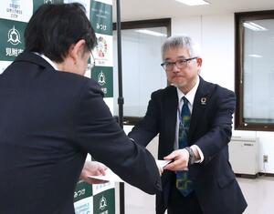 稲田亮市長（手前）に答申した審議会の渡邉誠介委員長＝２５日、見附市役所