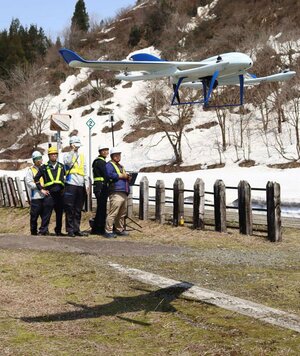JR東日本新潟支社が行ったVTOL型ドローンの実証実験=魚沼市渋川