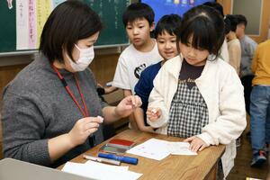 年賀状を通して手紙の書き方を学んださんぽく小の2年生=村上市勝木