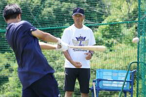 初戦に向け選手を指導する新潟産大付の吉野公浩監督=8月7日、兵庫県宝塚市(写真映像部・菊池雪那)