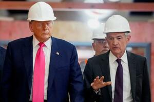 FRB本部の改修工事を視察するトランプ米大統領(左)とFRBのパウエル議長=2025年7月、ワシントン(ロイター=共同)