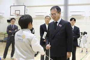 　東京都渋谷区の部活動の地域展開を視察するスポーツ庁の河合純一長官（右）＝２３日