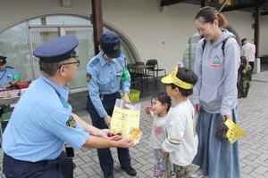 五泉村松地域特産の栗を配布しながら詐欺防止を訴えた広報活動=12日、五泉市赤海