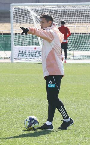 今季、副主将となったFW小野裕二=高知市