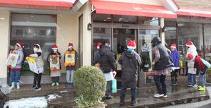 店頭に立つ中之口東小の児童。育てたコメで米粉入りパンを開発した=4日、燕市東太田