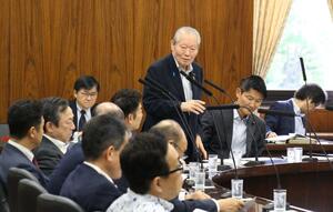 参院国土交通委員会で質問する佐藤信秋氏=12日