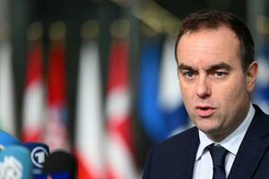 NATO本部で報道陣の取材に応じるフランスのルコルニュ氏=2月、ブリュッセル(AP=共同)