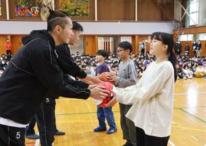 バスケットボールを受け取る川崎小の児童=長岡市干場1