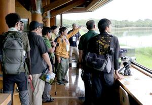 湿地管理者向けの国別研修で行われた佐潟の現地視察=8月29日、新潟市西区赤塚