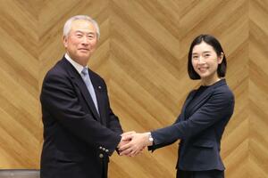 討論会で政策を披露した後、握手をする佐野恒雄さん(左)と今井幸代さん=17日、田上町原ケ崎新田