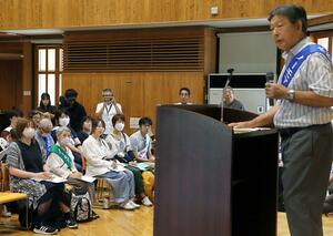 水俣市での決起集会に参加した新潟水俣病第5次訴訟原告の菅原ハルさん(前列右から4人目)=熊本県水俣市