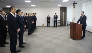 役職員を前に年頭のあいさつをする加賀田組の馬場康社長=1月6日、新潟市中央区