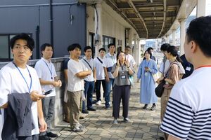 県内5市村の職員がまちづくりにつながるヒントを探ったまち歩き=11日、柏崎市
