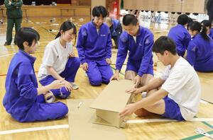 段ボールなど使った橋作りに挑戦する六日町中の生徒=南魚沼市六日町