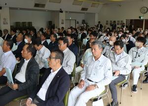 市長選立候補予定者の話を聞く上越経済人連盟のメンバー=1日、上越市新光町(画像の一部を加工しています)