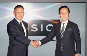 　三井住友海上火災保険の船曳真一郎社長（右）と次期社長就任が決まった海山裕氏＝３０日午後、東京都千代田区