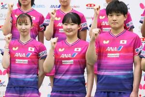 ポーズをとる卓球の世界選手権団体戦日本代表の(左から)早田ひな、張本美和、張本智和=14日、東京都内