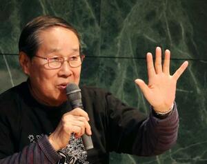 　報告会で話す、被爆者団体「長崎県被爆者手帳友の会」の朝長万左男会長＝２２日午後、長崎市の長崎原爆資料館