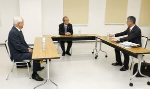 東京電力柏崎刈羽原発の再稼働是非を巡り会談した花角英世知事（中央）、柏崎市の桜井雅浩市長（右）、刈羽村の品田宏夫村長＝１２日、柏崎市