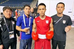 ボクシングの世界選手権男子60キロ級で準々決勝を突破した北本隼輔(右から2人目)=10日、リバプール(日本ボクシング連盟提供)