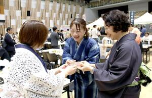 地酒を堪能する「越後長岡酒の陣」の来場者=20日、長岡市大手通1のアオーレ長岡
