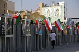 イスラエルの攻撃で亡くなった民間人やイラン政府高官の写真が飾られた首都テヘランの広場=19日(ゲッティ=共同)