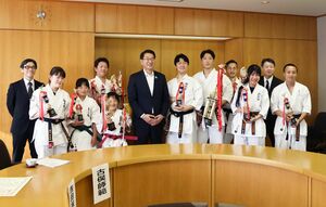 全日本大会での活躍を中原八一市長に報告した選手たち＝新潟市役所