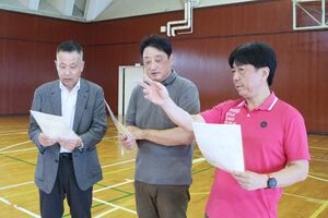 イベント開催に向けて準備を進めるスポーツコネクト南魚沼代表の関康之さん(右)ら=南魚沼市浦佐