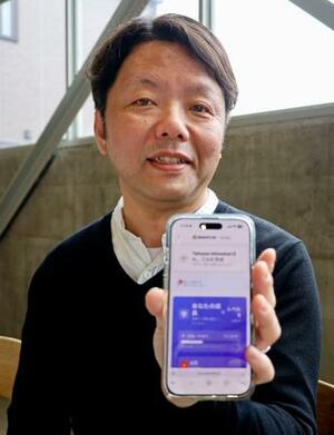 　アプリの画面を見せる石渡達也さん＝３月、東京都江東区