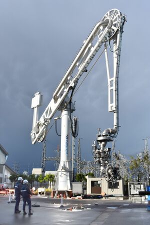 TBグローバルテクノロジーズ長岡工場の敷地内に設けられたローディングアームのデモ機。研究開発にも活用する=長岡市城岡2